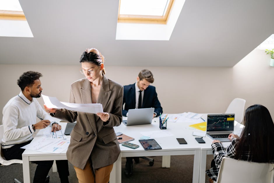 Tým analyzující grafy a data na monitoru